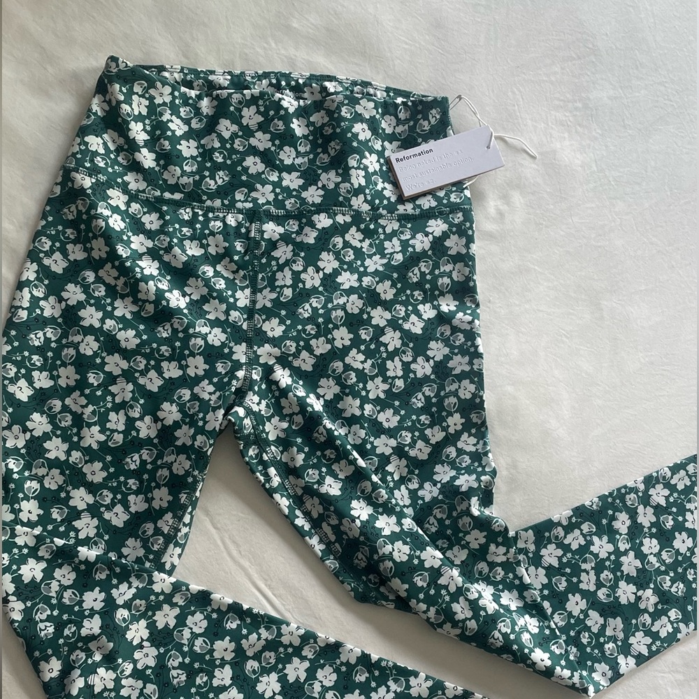 Eco Move Reformation Legging-
NWT floral pattern high waisted legging.